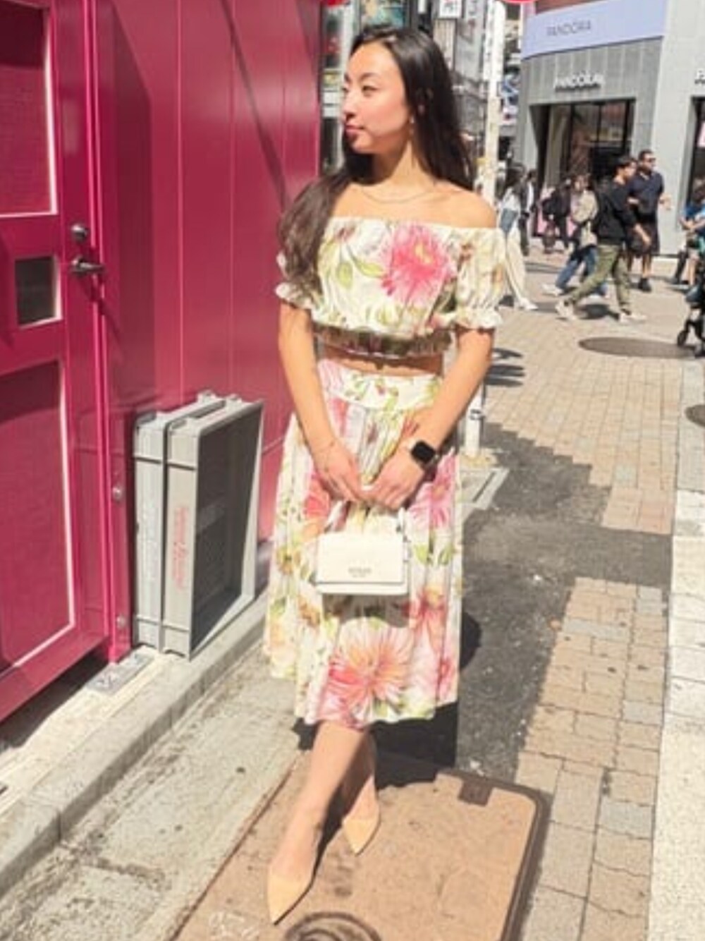 「guess、GUESS、セットアップ、セットアップスタイル、セットアップコーデ、花柄、花柄スカート、花柄ブラウス、オフショルダー、オフショルダートップス、大人カジュアル、大人ガーリー、大人かわいい、春コーデ、春」｜「GuessのOFF Shoulder Elodie Top シャツ（シャツ/ブラウス、その他）」を使った、GUESS JAPANさん（レディース・162cm）の春コーディネートの1枚目の写真
