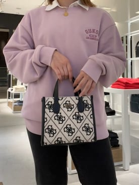 「ワンポイント」｜「アイテム（アクセサリー）」を使った、GUESS JAPANさん（レディース・155cm）の秋コーディネート