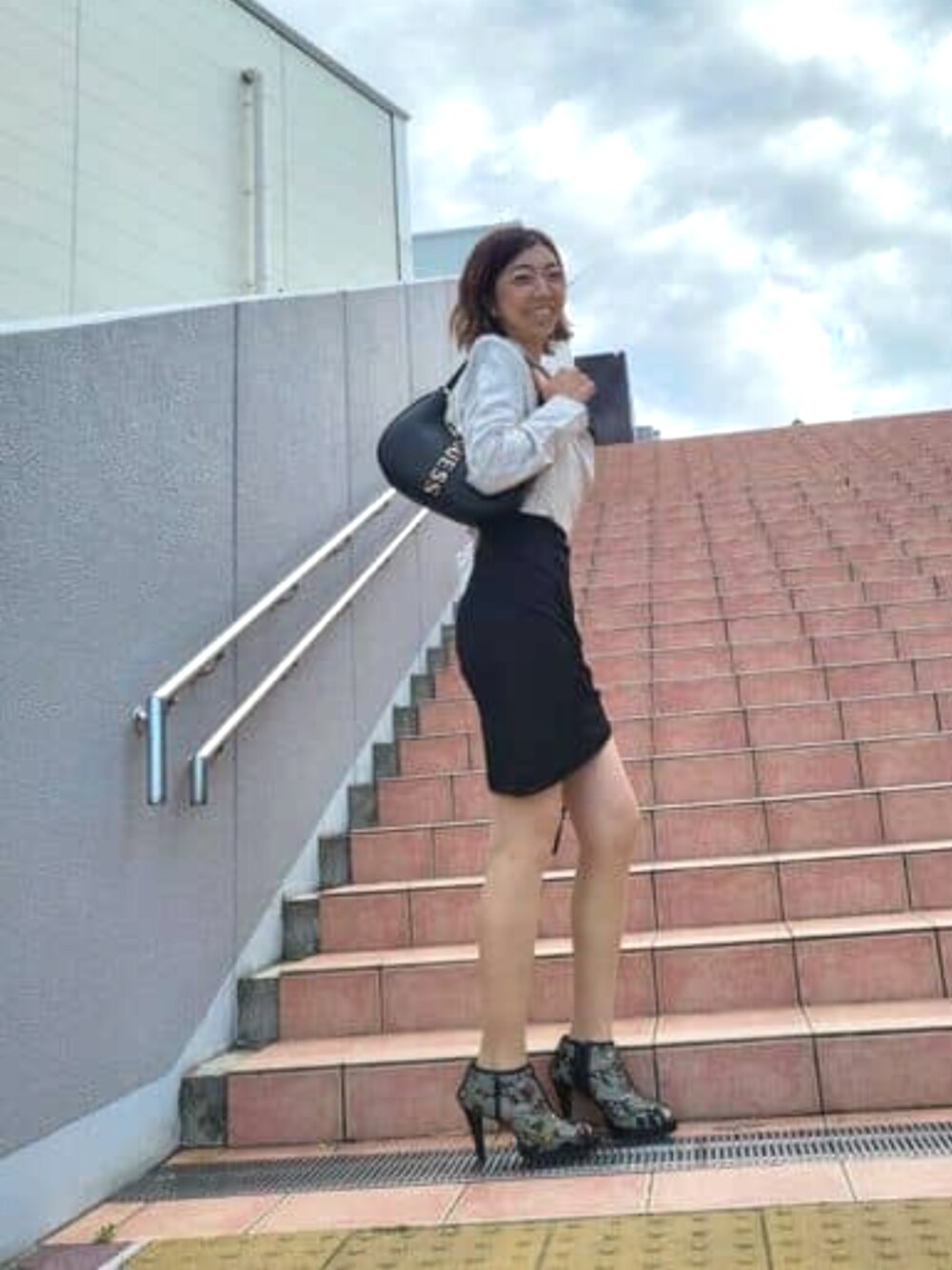 「GUESS、春コーデ、麻ジャケット、キレイめコーデ」｜「GuessのMarkle Wrap Top（その他トップス、ホワイト系）」を使った、GUESS JAPANさん（レディース・170cm）の春コーディネートの1枚目の写真