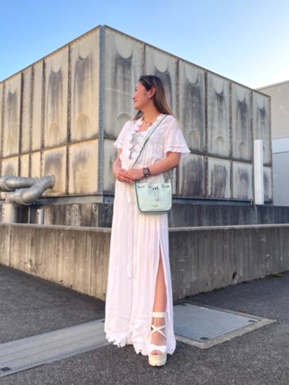 「GUESS、夏コーデ、きれいめカジュアル、きれいめコーディネート」｜「GuessのFrancesca Dress（ワンピース、ホワイト系）」を使った、GUESS JAPANさん（レディース・162cm）の春コーディネートの1枚目の写真