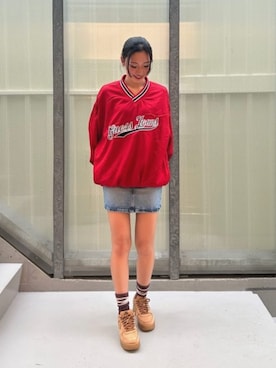 「アイテム（その他トップス、レッド系）」を使った、GUESS JAPANさん（レディース・163cm）の秋コーディネート