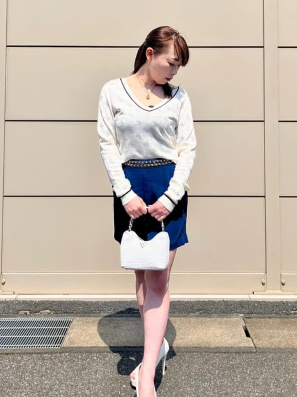 「guess、GUESS、春コーデ、春、春服、ニット、ショートパンツ、ショートパンツコーデ、カジュアル、カジュアルコーデ」｜「GuessのETEL Woven Mini Shoulder Bag ハンドバッグ ショルダーバッグ レディース（ハンドバッグ、ホワイト系）」を使った、GUESS JAPANさん（レディース・151cm）の春コーディネートの1枚目の写真