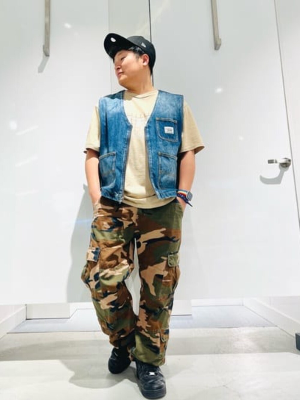 その他のカーゴパンツ、ブルー系のその他アウター、ベージュ系のTシャツ/カットソーを着用したメンズの春コーディネートの1枚目の写真