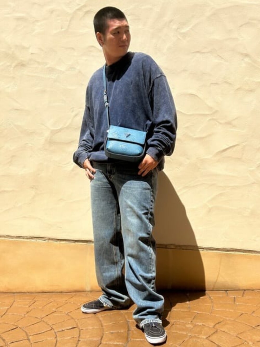 「GUESS、guess、スウェット、秋コーデ、秋っぽコーデ更新中、秋冬コーデ」｜「GuessのGUESS Originals Kit Relaxed Jeans（デニムパンツ、ブルー系）」を使った、GUESS JAPANさん（メンズ・178cm）の秋コーディネートの1枚目の写真
