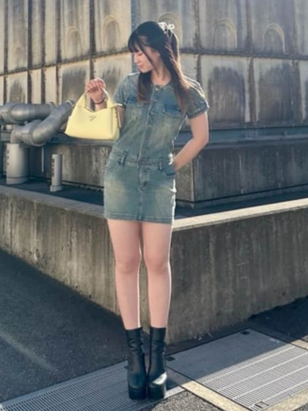 「guess、GUESS、デニム、デニムワンピース、春コーデ、春、春色、春服、イエロー、イエロー×ブルー」｜「GuessのIWONA Top Handle Crossbody クロスボディバッグ レディース（ショルダーバッグ、ホワイト系）」を使った、GUESS JAPANさん（レディース・165cm）の春コーディネートの1枚目の写真
