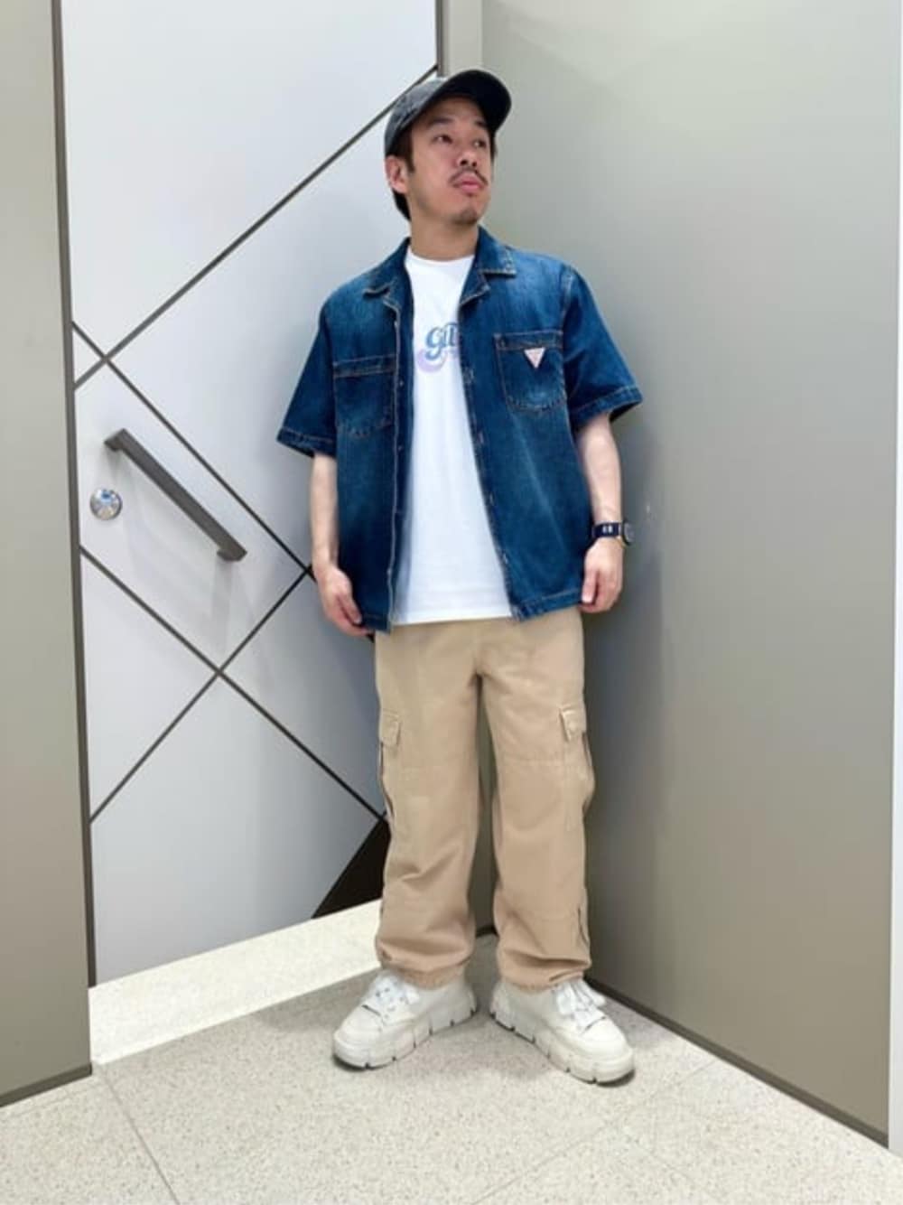 「guess、GUESS、GUESS Originals、デニムシャツ、カーゴパンツ、メンズコーデ」｜「GuessのGUESS Originals Herringbone Denim Shirt デニム シャツ（シャツ/ブラウス、ブルー系）」を使った、GUESS JAPANさん（メンズ・167cm）の秋コーディネートの1枚目の写真