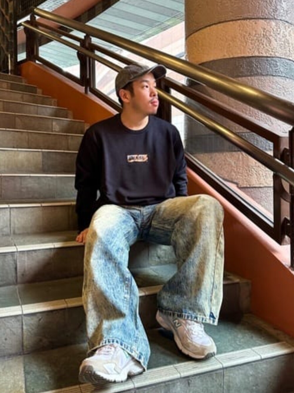 「guess、GUESS、スウェット、バックプリント」｜「GuessのGUESS Originals Washed Triangle Dad Hat 帽子 キャップ（キャップ、ブラック系）」を使った、GUESS JAPANさん（メンズ・167cm）の秋コーディネートの1枚目の写真
