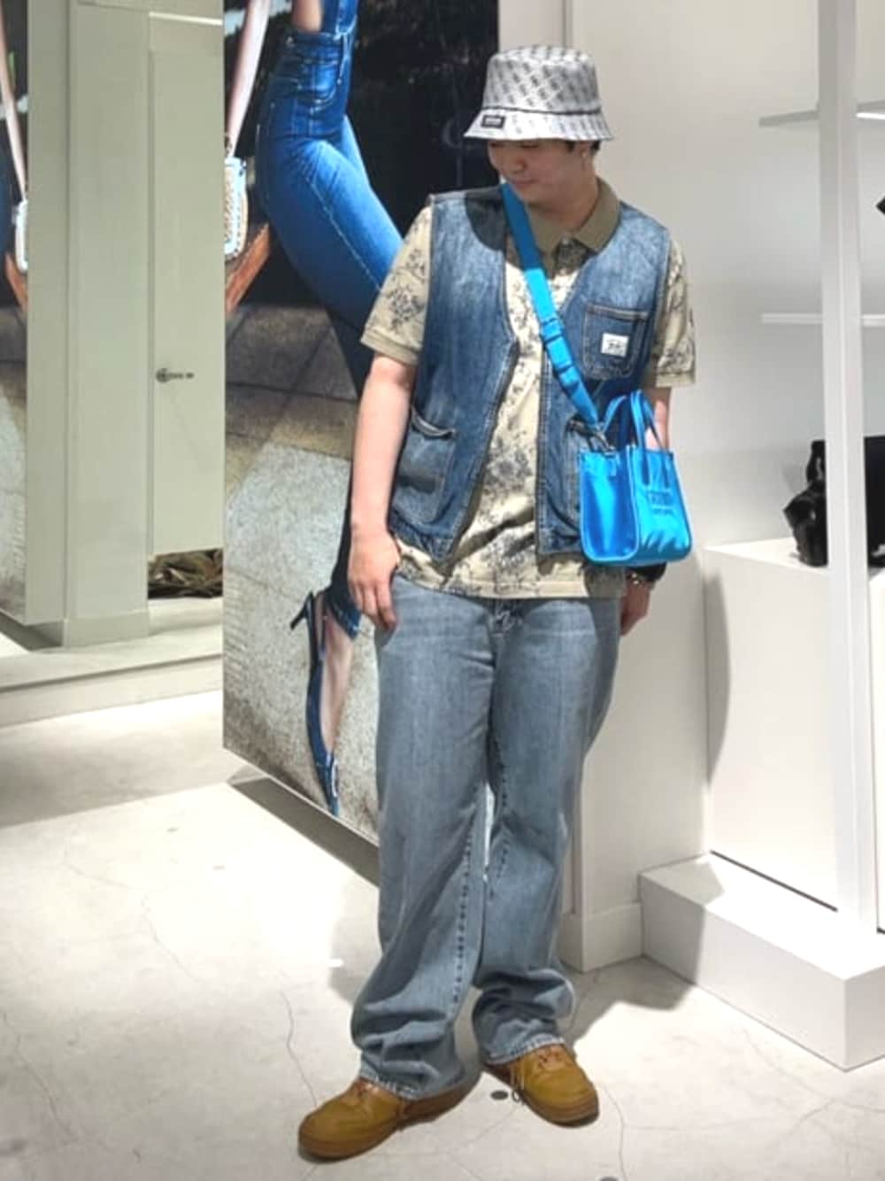 「GUESS、カジュアル、メンズファッション、夏コーデ、レイヤードスタイル、バケットハット」｜「GuessのGUESS Originals Denim Vest（その他アウター、ブルー系）」を使った、GUESS JAPANさん（メンズ・178cm）の夏コーディネートの1枚目の写真