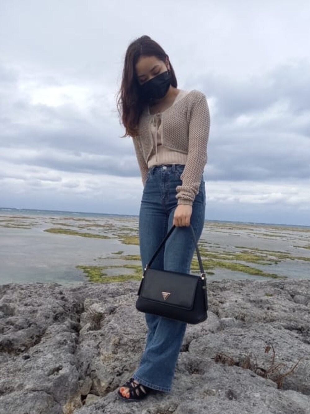 「デニム、低身長コーデ、ショート丈トップス、guess、春コーデ」｜「GuessのDESIDERIA Flap Shoulder Bag（ショルダーバッグ、ブラック系）」を使った、GUESS JAPANさん（レディース・154cm）の春コーディネートの1枚目の写真