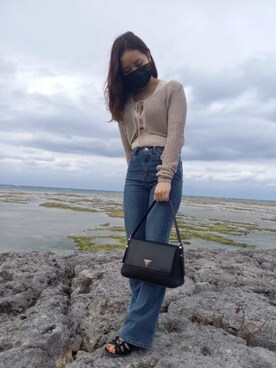 「ショート丈トップス」｜「アイテム（その他トップス）」を使った、GUESS JAPANさん（レディース・154cm）の春コーディネート