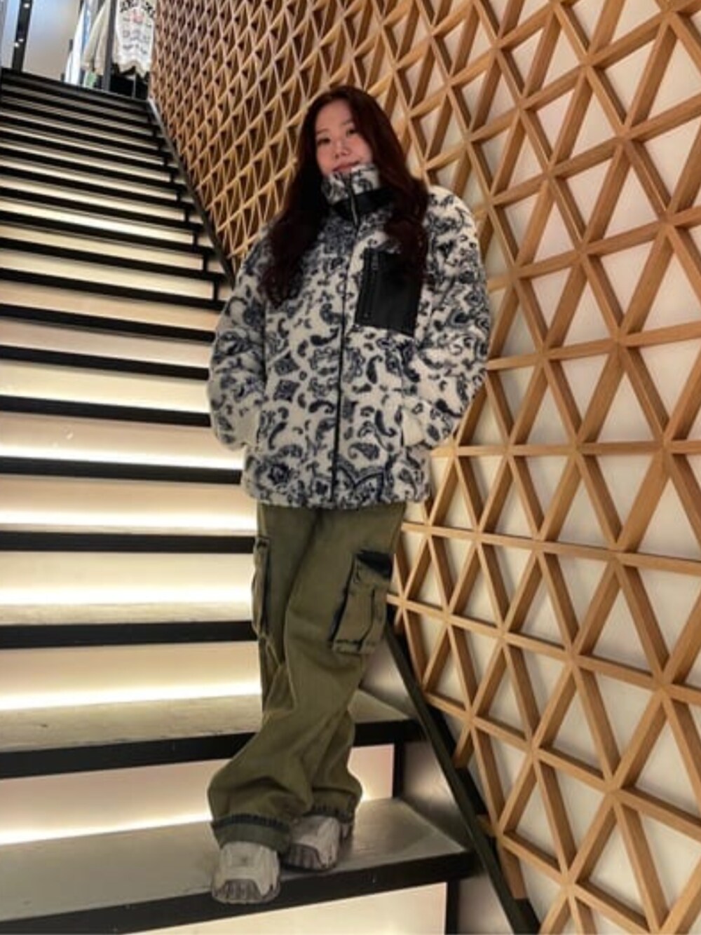 「オーバーサイズ、ボアジャケット、冬コーデ、guess」｜「GuessのGUESS Originals Kit Cargo Pant（カーゴパンツ、イエロー系）」を使った、GUESS JAPANさん（レディース・155cm）の秋コーディネートの1枚目の写真