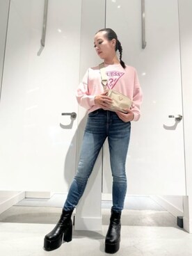 「Guess（ゲス）のアイテム（スウェット）」を使った、GUESS JAPANさん（レディース・161cm）の春コーディネート