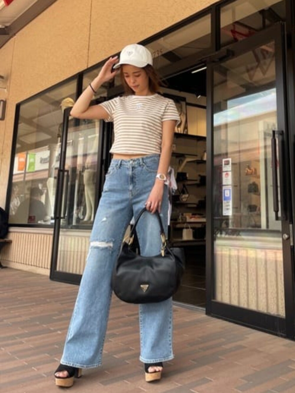 「guess、カジュアルコーデ、ワイドデニム」｜「GuessのGUESS Originals Eco Striped Baby Tee（Tシャツ/カットソー、ホワイト系）」を使った、GUESS JAPANさん（レディース・163cm）の春コーディネートの1枚目の写真