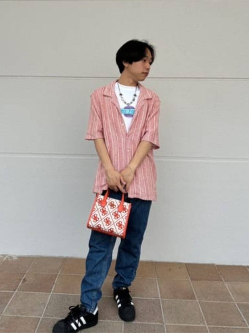 その他のシャツ/ブラウス、オレンジ系のトートバッグ、ホワイト系のTシャツ/カットソーを着用したメンズの夏コーディネートの1枚目の写真