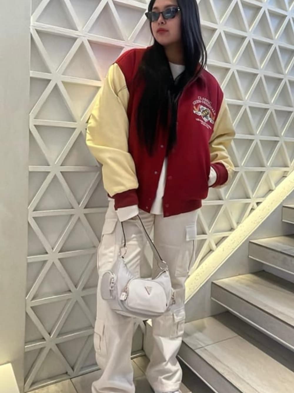 「guess、ホワイトコーデ、レターマンジャケット、GUESS Originals」｜「GuessのGUESS Originals Cargo Pants（カーゴパンツ、ホワイト系）」を使った、GUESS JAPANさん（レディース・165cm）の春コーディネートの1枚目の写真