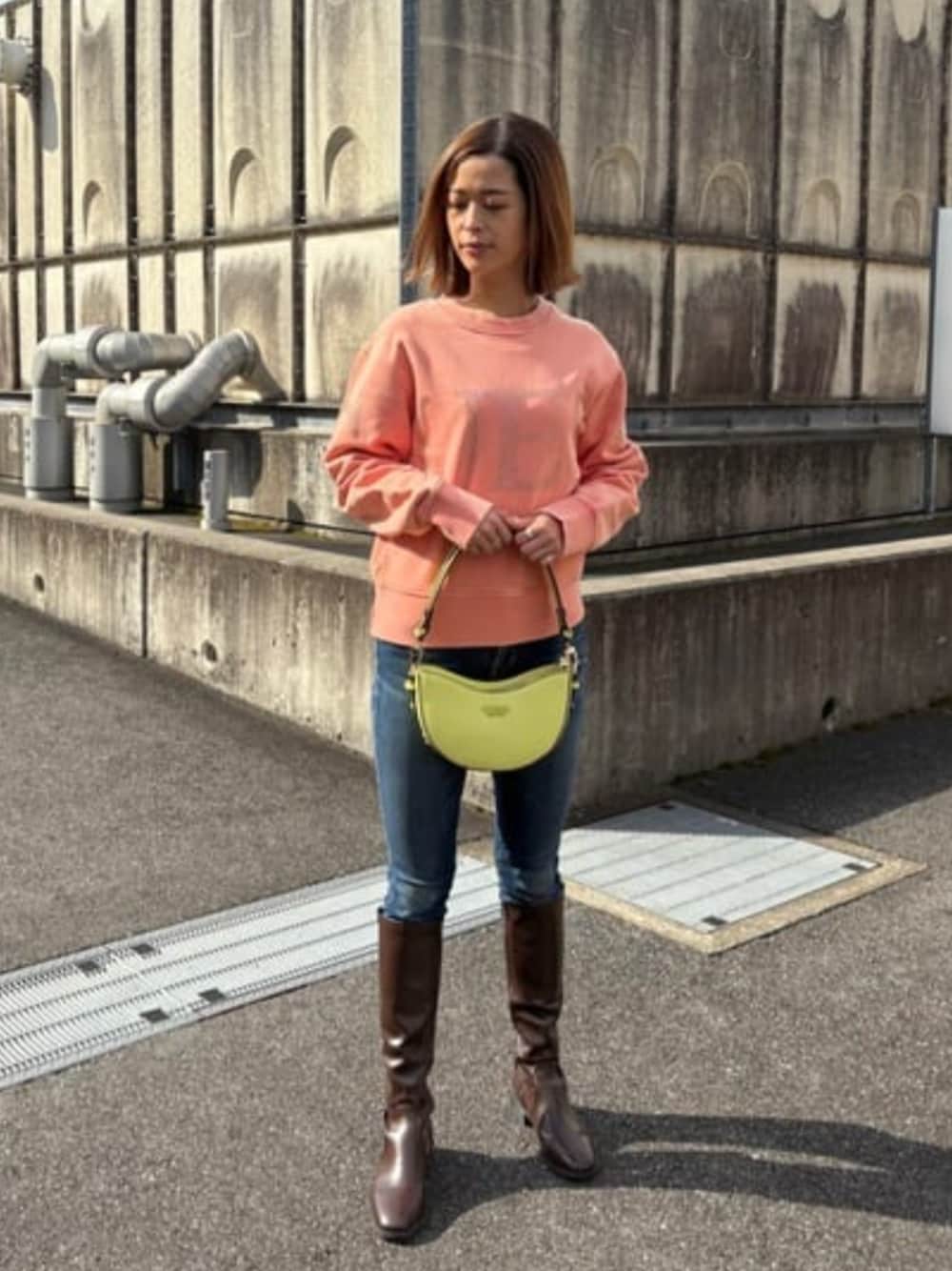 「guess、GUESS、ロゴ、ロゴスウェット、春コーデ、春、カジュアル、カジュアルコーデ」｜「GuessのSARITA Top Zip Shoulder Bag ショルダーバッグ（ショルダーバッグ、イエロー系）」を使った、GUESS JAPANさん（レディース・163cm）の春コーディネートの1枚目の写真
