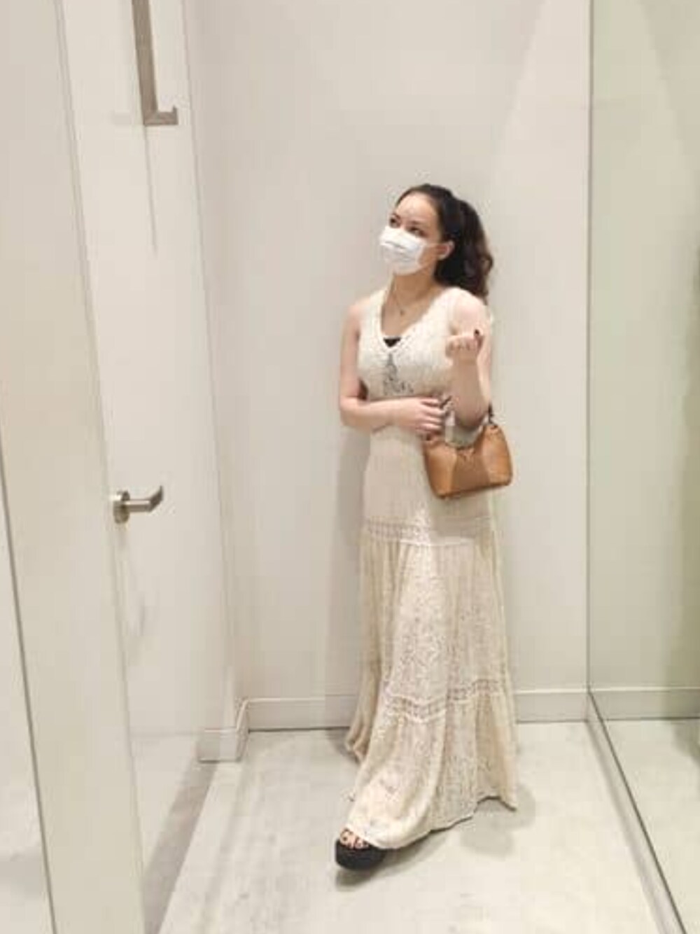 「GUESS、オトナ女子、大人女子、きれいめカジュアル、夏コーデ、大人可愛い、シンプルコーデ、ワンピース」｜「GuessのETEL Woven Mini Shoulder Bag ハンドバッグ ショルダーバッグ レディース（ハンドバッグ、ブラウン系）」を使った、GUESS JAPANさん（レディース・154cm）の夏コーディネートの1枚目の写真