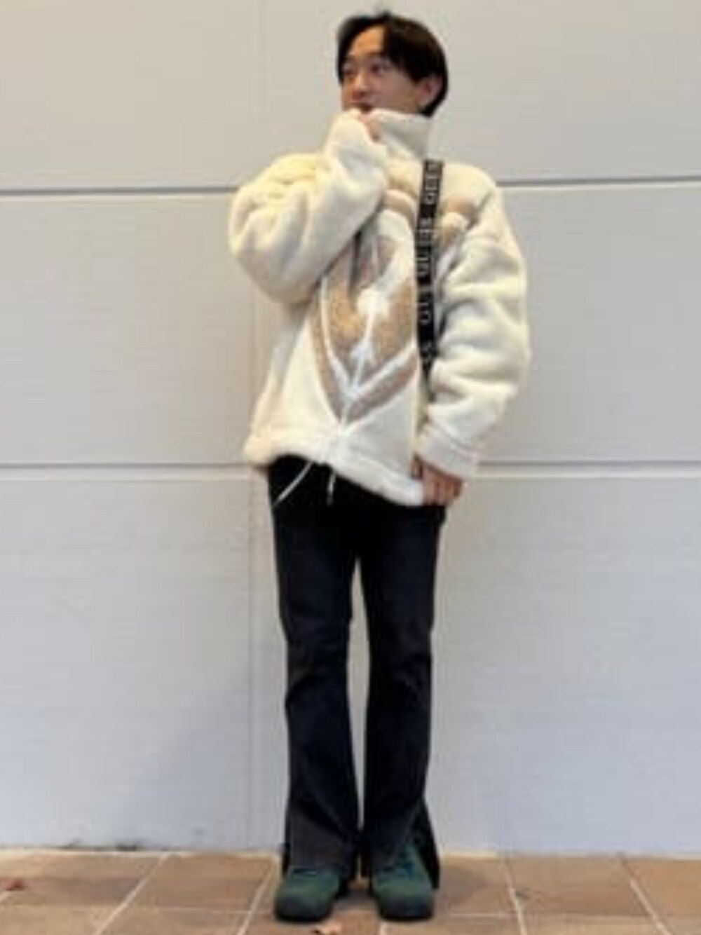 「guess、GUESS、ボア、ボアジャケット、冬コーデ、冬、冬アウター、カジュアル、カジュアルコーデ」｜「GuessのGUESS Triangle Sherpa Jacket（ブルゾン、ホワイト系）」を使った、GUESS JAPANさん（メンズ・158cm）の冬コーディネートの1枚目の写真