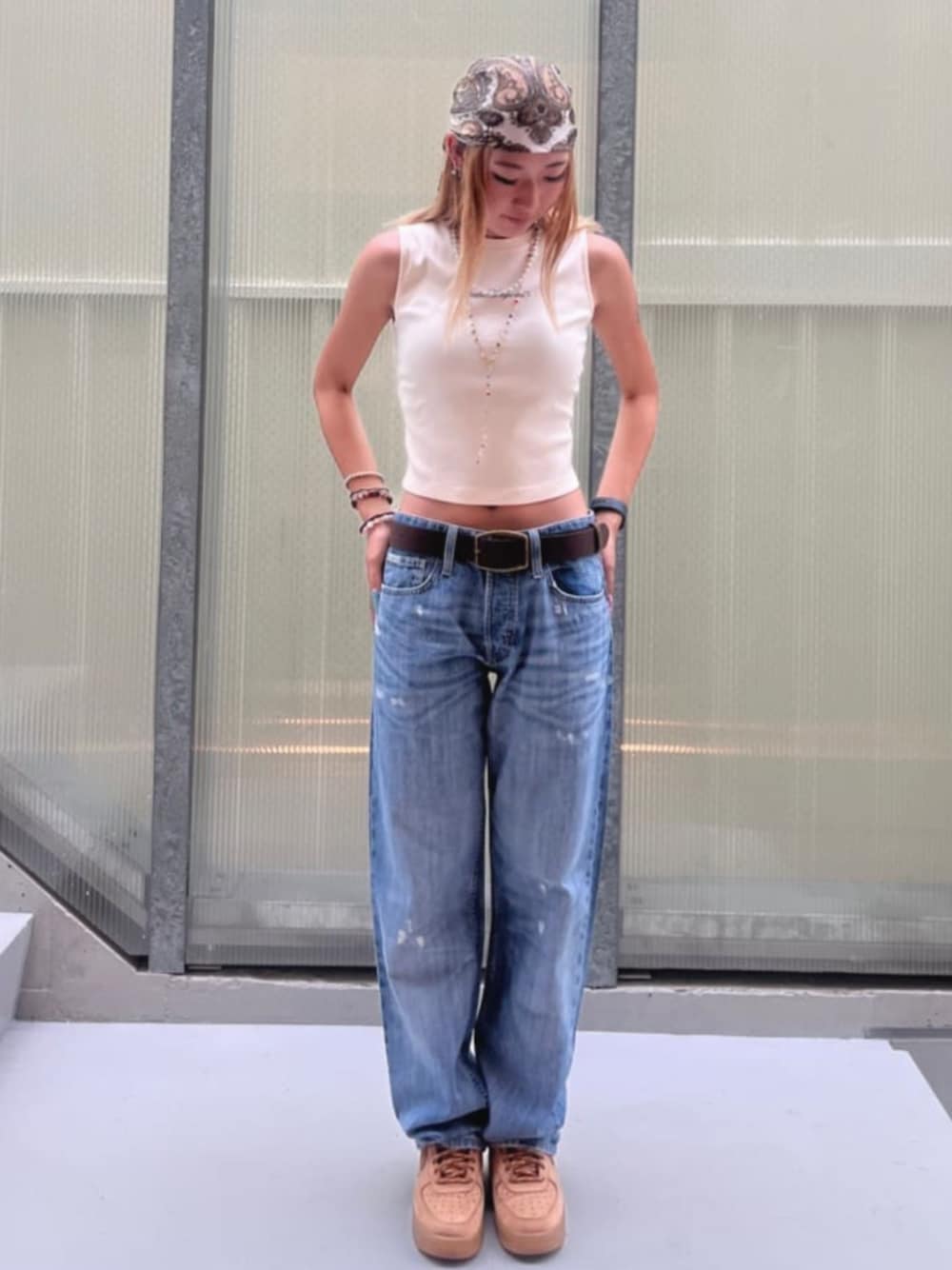 ブルー系のデニムパンツ、ホワイト系のTシャツ/カットソーを着用したレディースの夏コーディネートの1枚目の写真