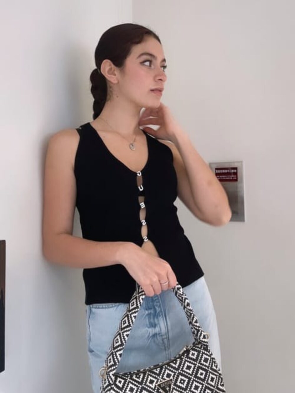 「GUESS、夏コーデ、幾何学模様、デニム」｜「GuessのRIANEE Hobo ショルダーバッグ ホーボー レディース（ショルダーバッグ、ブラック系）」を使った、GUESS JAPANさん（レディース・170cm）の春コーディネートの1枚目の写真