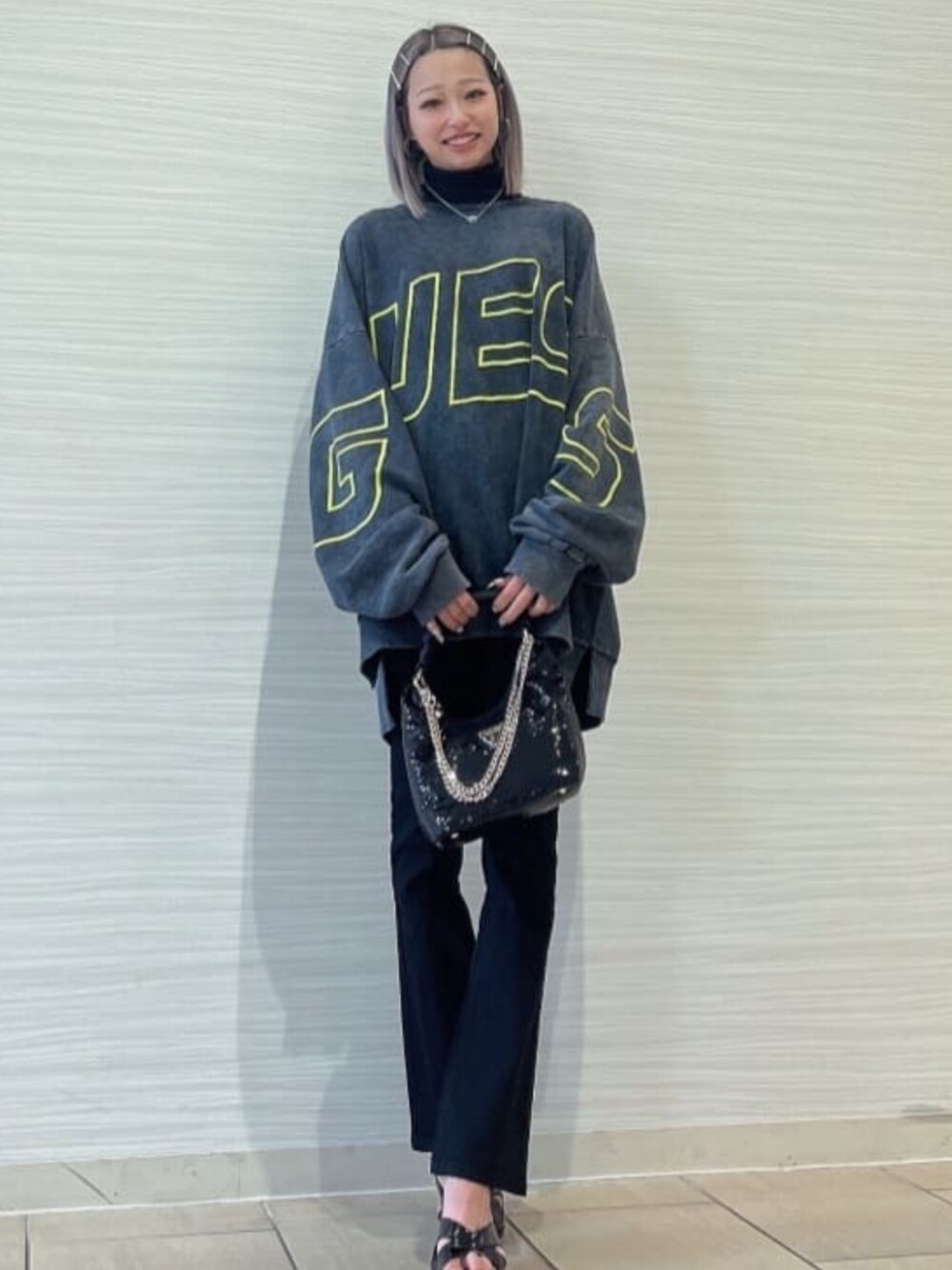 「guess、オーバーサイズ、キラキラバッグ」｜「GuessのBlack Slim Brush Cut Denim Pants（デニムパンツ、ブラック系）」を使った、GUESS JAPANさん（レディース・155cm）の春コーディネートの1枚目の写真