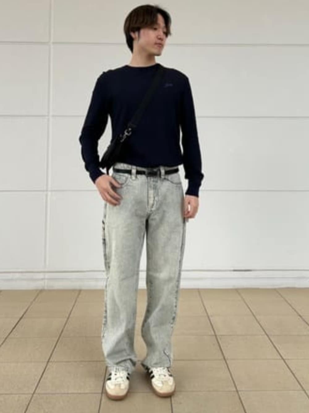 「guess、GUESS、シンプルコーデ、シンプル、シンプルスタイル、タックイン、タックインコーデ、デニム、デニムパンツ、春コーデ、春、カジュアル、カジュアルコーデ」｜「GuessのGUESS Originals Pinstripe Carpenter Pant（その他パンツ、グレー系）」を使った、GUESS JAPANさん（メンズ・178cm）の春コーディネートの1枚目の写真