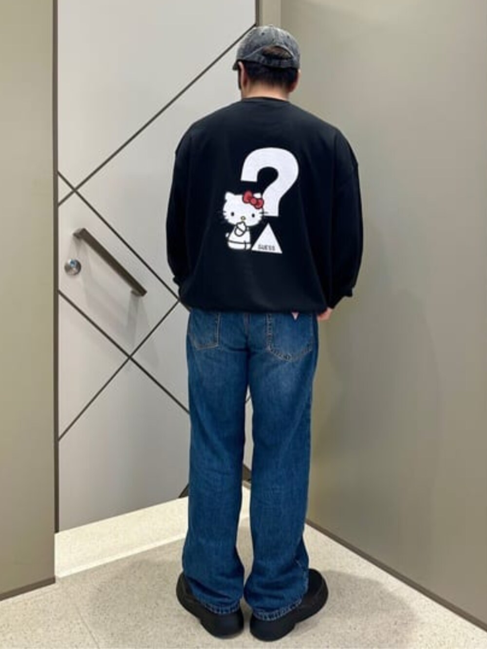 「guess、GUESS、ハローキティ、ハローキティコラボ、HELLO KITTY」｜「GuessのGUESS Originals Kit Relaxed Jeans（デニムパンツ、ブルー系）」を使った、GUESS JAPANさん（メンズ・167cm）の冬コーディネートの1枚目の写真