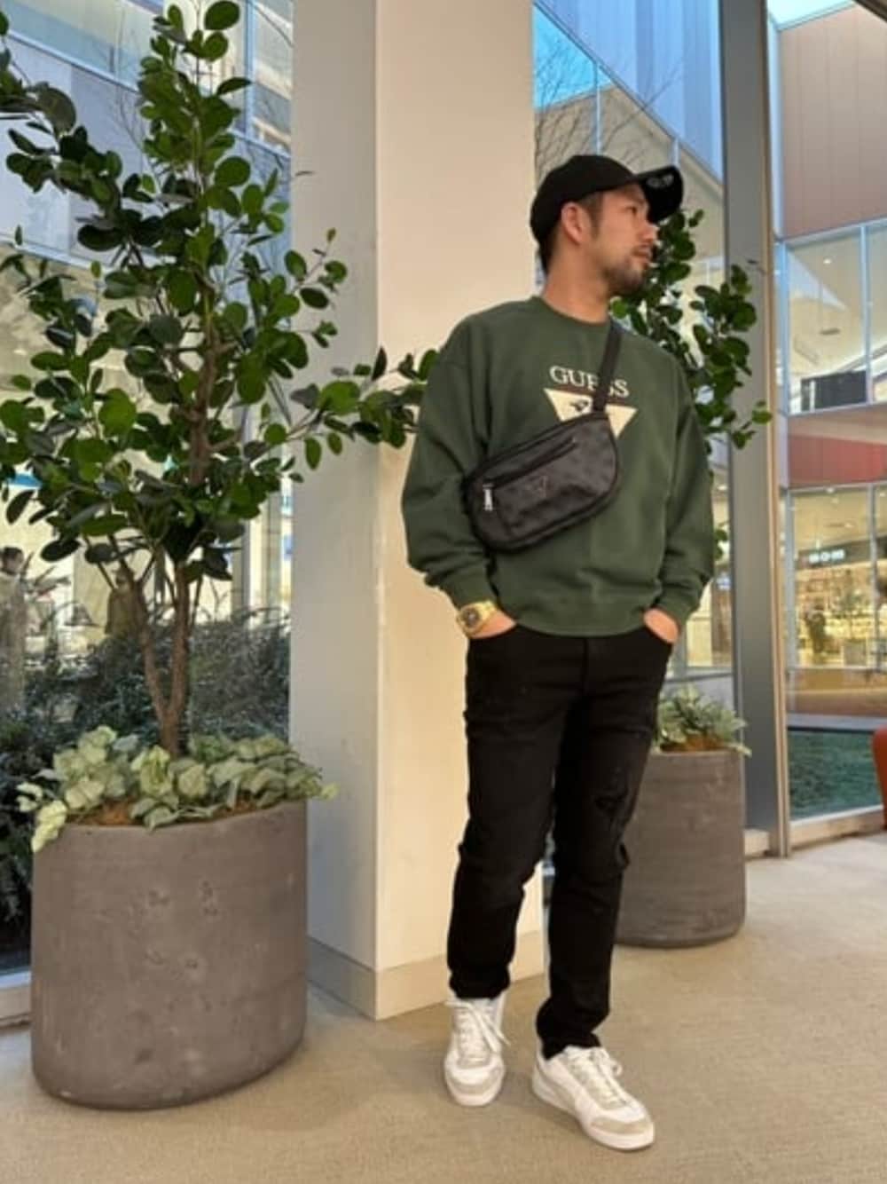 「グリーン、トレーナー、デニム、ボディバッグ、春コーデ、guess」｜「GuessのMANHATTAN Belt Bag（ボディバッグ/ウエストポーチ、グレー系）」を使った、GUESS JAPANさん（メンズ・170cm）の冬コーディネートの1枚目の写真