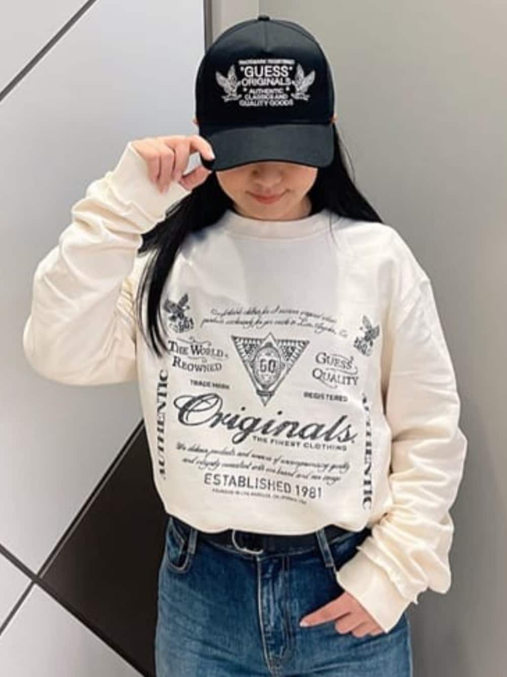 「guess、GUESS、GUESS Originals、ロンT、キャップ、キャップ女子、キャップコーデ、春コーデ、春、カジュアル、カジュアルコーデ、ストリートMIX」｜「GuessのGUESS Originals Trademark Trucker Hat キャップ（キャップ、ブラック系）」を使った、GUESS JAPANさん（レディース・159cm）の春コーディネートの1枚目の写真