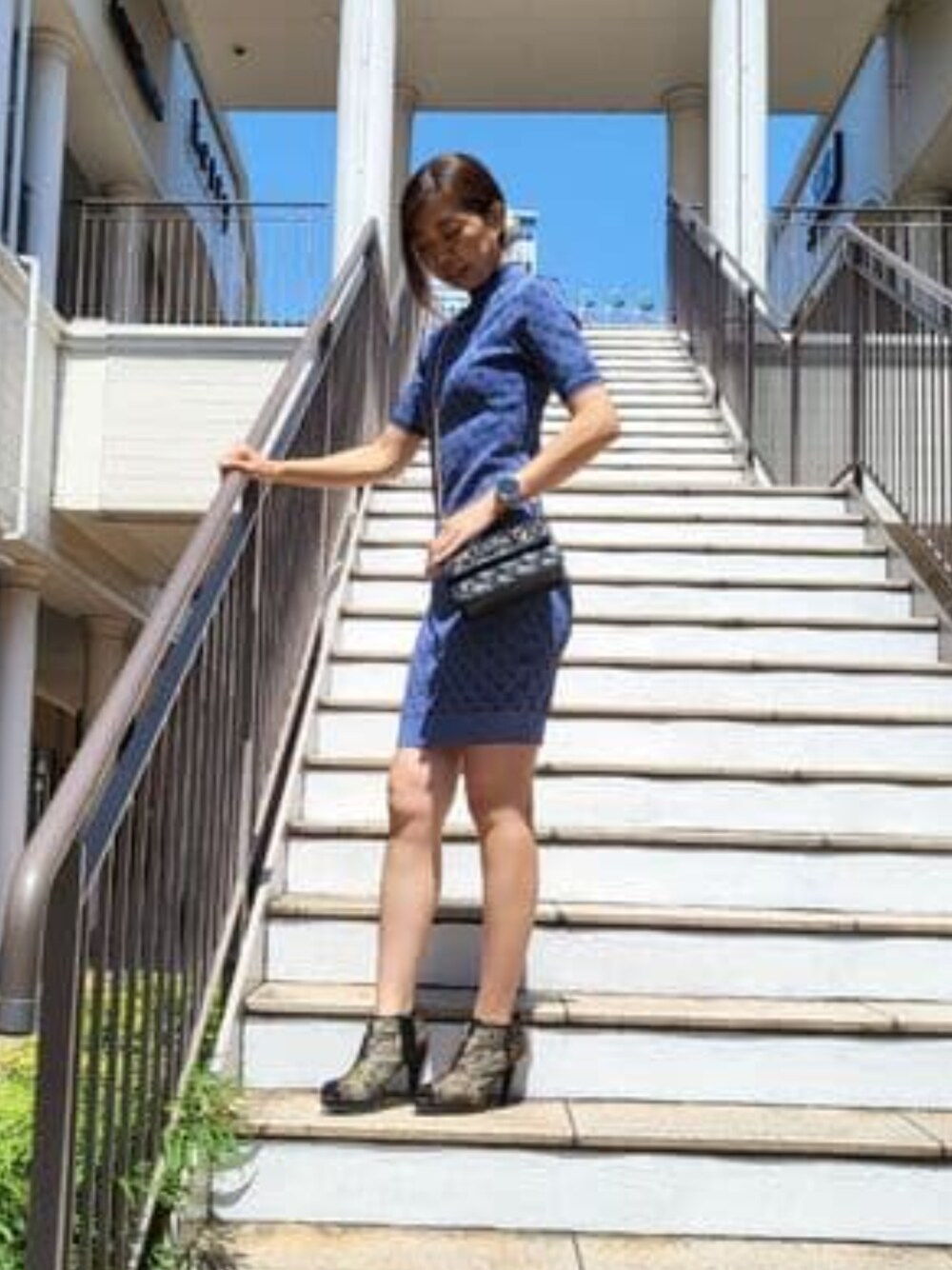 「GUESS、guess、タイトワンピース、総柄、総柄ワンピース、おでかけコーデ」｜「GuessのLise Turtleneck Logo Sweater Dress（ワンピース、ブルー系）」を使った、GUESS JAPANさん（レディース・170cm）の秋コーディネートの1枚目の写真