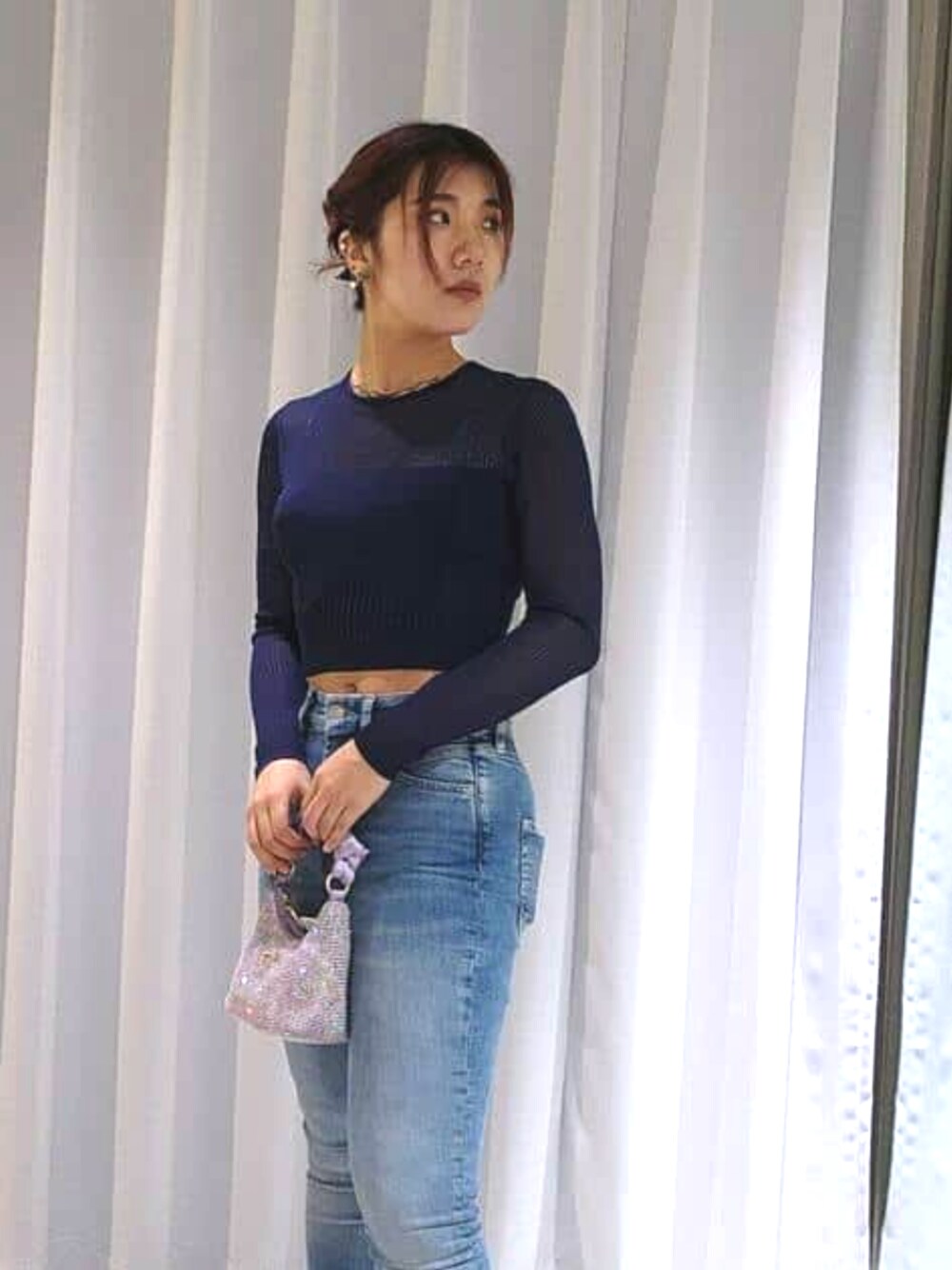 「guess、春コーデ、綺麗めコーデ」｜「GuessのLUA Mini Hobo（ハンドバッグ、パープル系）」を使った、GUESS JAPANさん（レディース・160cm）の春コーディネートの1枚目の写真