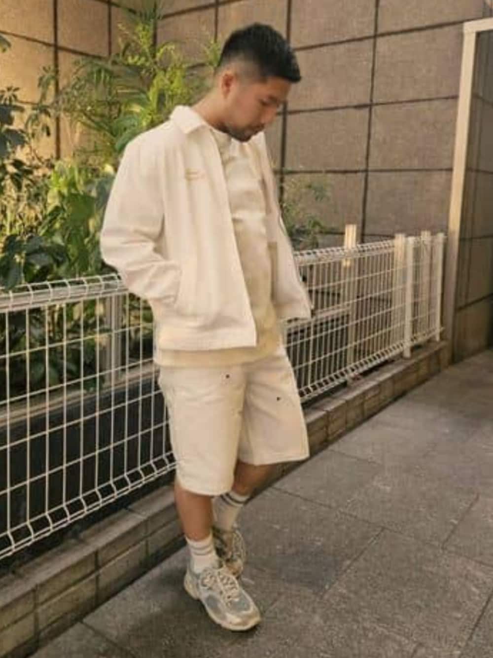 「guess、GUESS、GUESS Originals、セットアップ、セットアップスタイル、セットアップコーデ、ホワイトコーデ、ホワイト、ホワイトパンツ、ホワイトデニム、春コーデ、春、春夏コーデ、春色、春カラー」｜「GuessのGUESS Originals Denim Work Jacket デニムジャケット（デニムジャケット、ホワイト系）」を使った、GUESS JAPANさん（メンズ・170cm）の春コーディネートの1枚目の写真