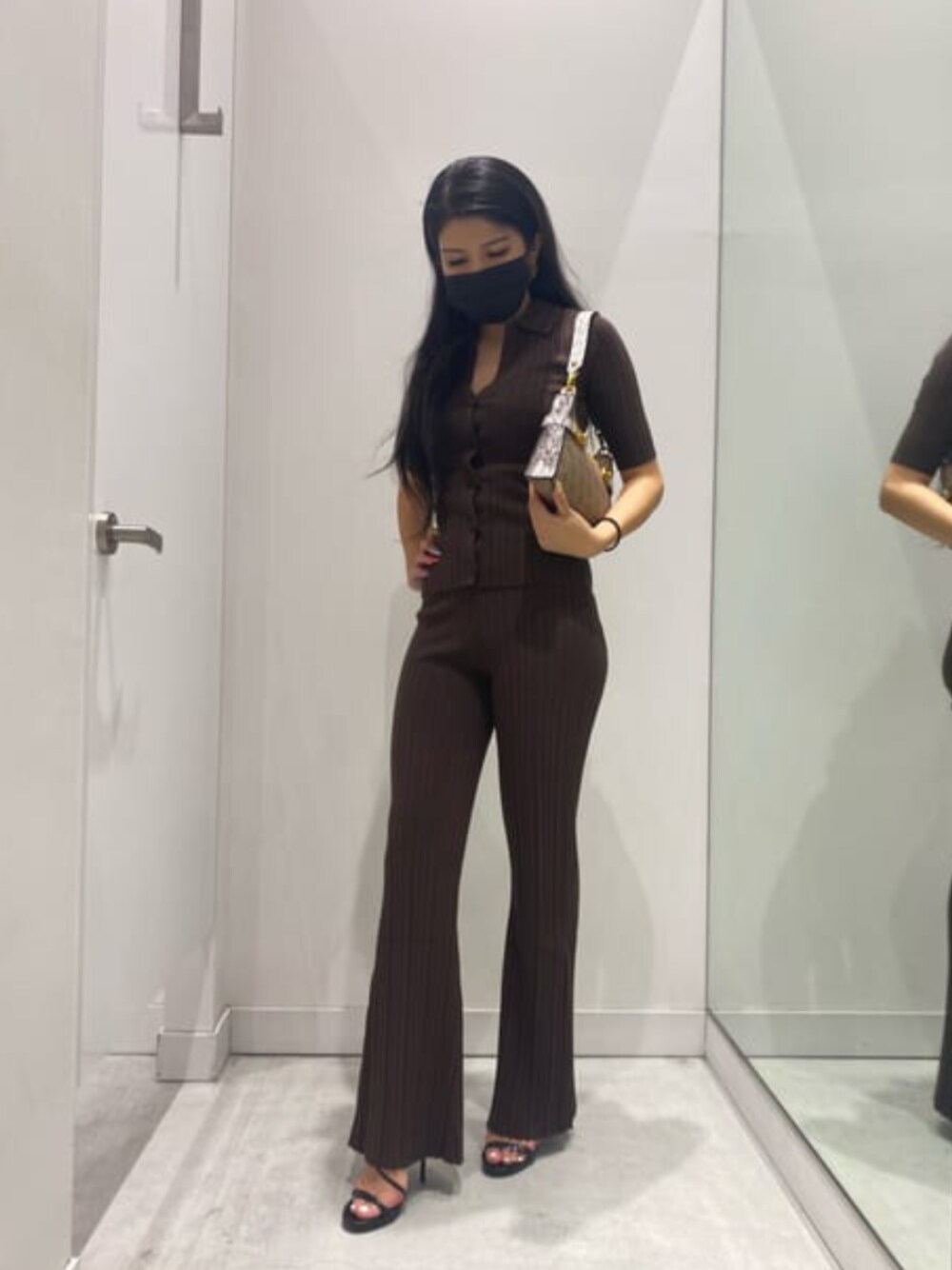 「セットアップ、リブニット、フレアパンツ、スタイルアップ、guess」｜「GuessのEco Carmella Cardigan Top（その他トップス、ブラウン系）」を使った、GUESS JAPANさん（レディース・163cm）の秋コーディネートの1枚目の写真