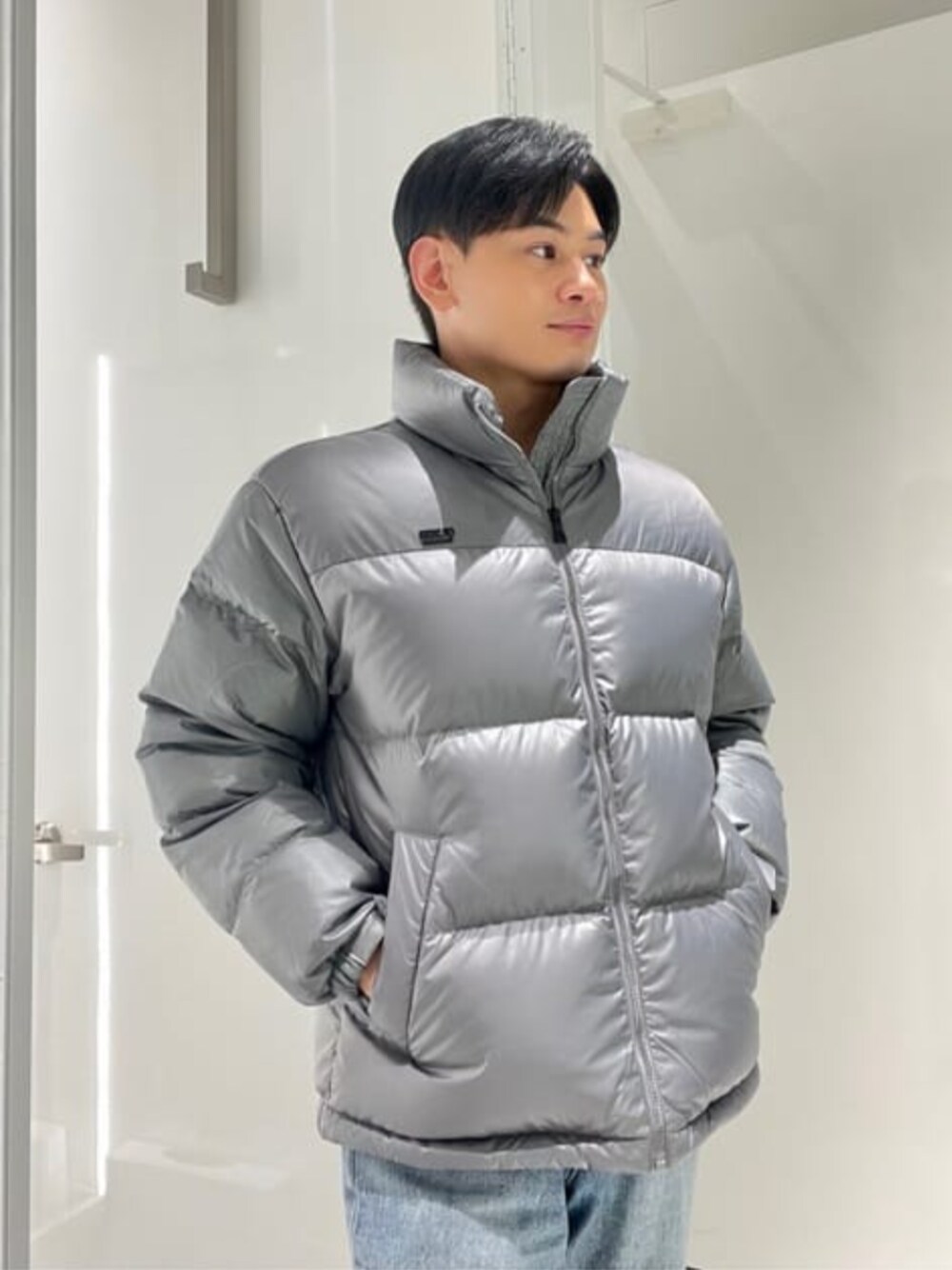 「guess、ダウンジャケット、メンズコーデ、冬コーデ」｜「GuessのL Tone Wide Denim Pants（デニムパンツ、ブルー系）」を使った、GUESS JAPANさん（メンズ・173cm）の冬コーディネートの1枚目の写真