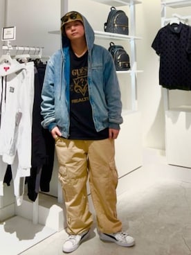 「Guess（ゲス）のアイテム（Tシャツ/カットソー）」を使った、GUESS JAPANさん（メンズ・178cm）の冬コーディネート