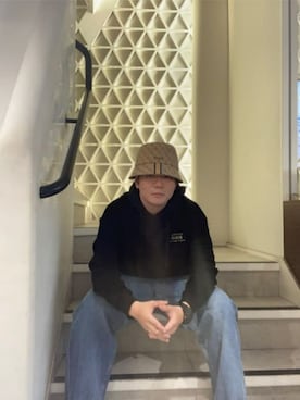「Guess（ゲス）のアイテム（ハット）」を使った、GUESS JAPANさん（メンズ・178cm）の秋コーディネート