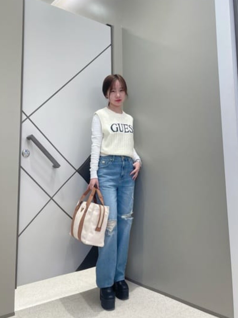 「GUESS、大人カジュアル、きれいめカジュアル、夏コーデ、カジュアル、低身長コーデ、レイヤード、シンプル、韓国ファッション」｜「GuessのCANVAS Ii Small Tote トートバッグ レディース（トートバッグ、イエロー系）」を使った、GUESS JAPANさん（レディース・152cm）の春コーディネートの1枚目の写真