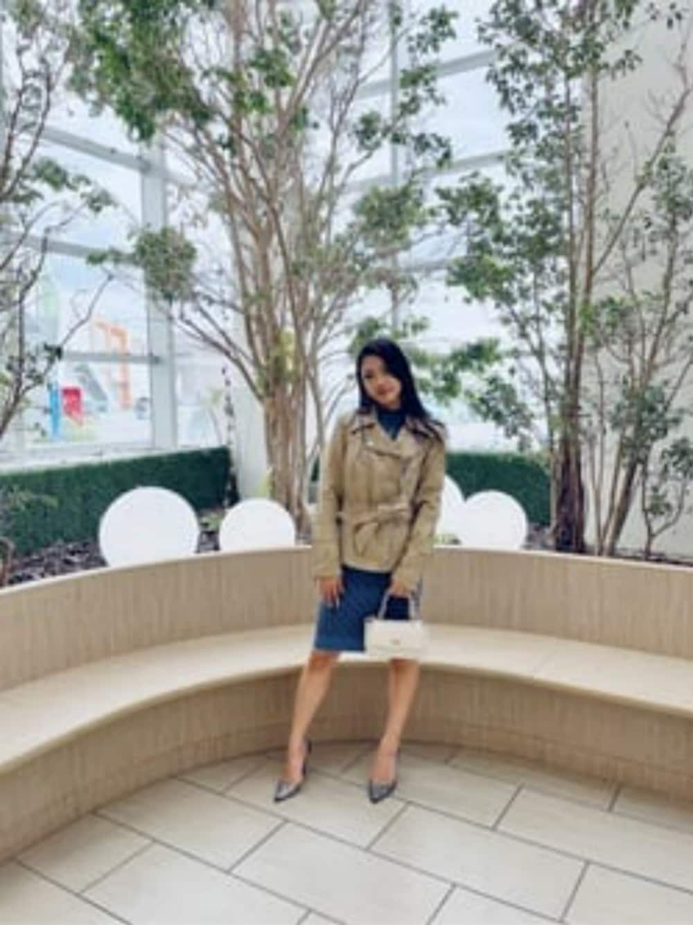 「秋色コーデ、大人コーデ、クワトロG、guess」｜「GuessのNew Agnes Belted Moto Jacket（その他アウター、ブラウン系）」を使った、GUESS JAPANさん（レディース・157cm）の秋コーディネートの1枚目の写真