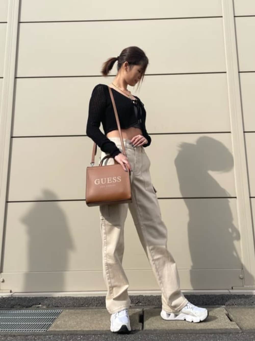 「guess、春コーデ、カジュアル」｜「GuessのEco Cropped Crochet Sweater（ニット/セーター、ブラック系）」を使った、GUESS JAPANさん（レディース・163cm）の春コーディネートの1枚目の写真