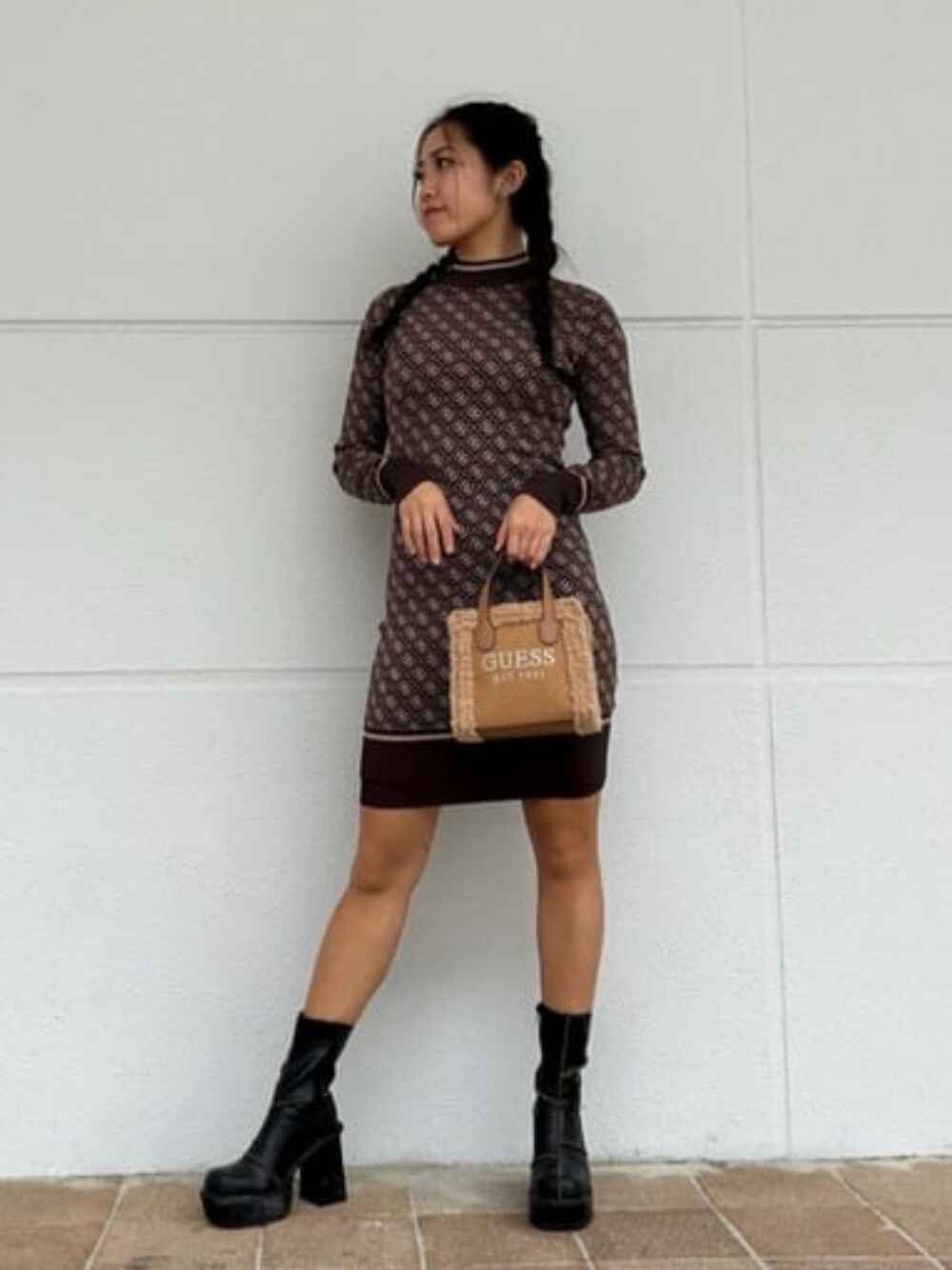 「guess、GUESS、ワンピース、ハンドバッグ、秋コーデ、秋冬コーデ」｜「GuessのSILVANA 2 Compartmnt Mini Tote（トートバッグ、ブラウン系）」を使った、GUESS JAPANさん（レディース・163cm）の冬コーディネートの1枚目の写真