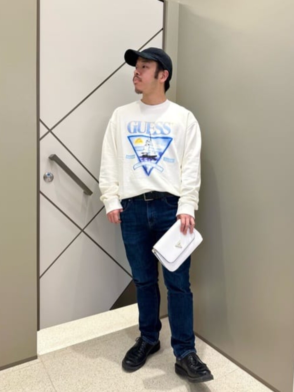 「guess、インディゴデニム、デニムコーデ」｜「GuessのD-tone Brushed Crop Straight Jeams（デニムパンツ、ブルー系）」を使った、GUESS JAPANさん（メンズ・167cm）の春コーディネートの1枚目の写真