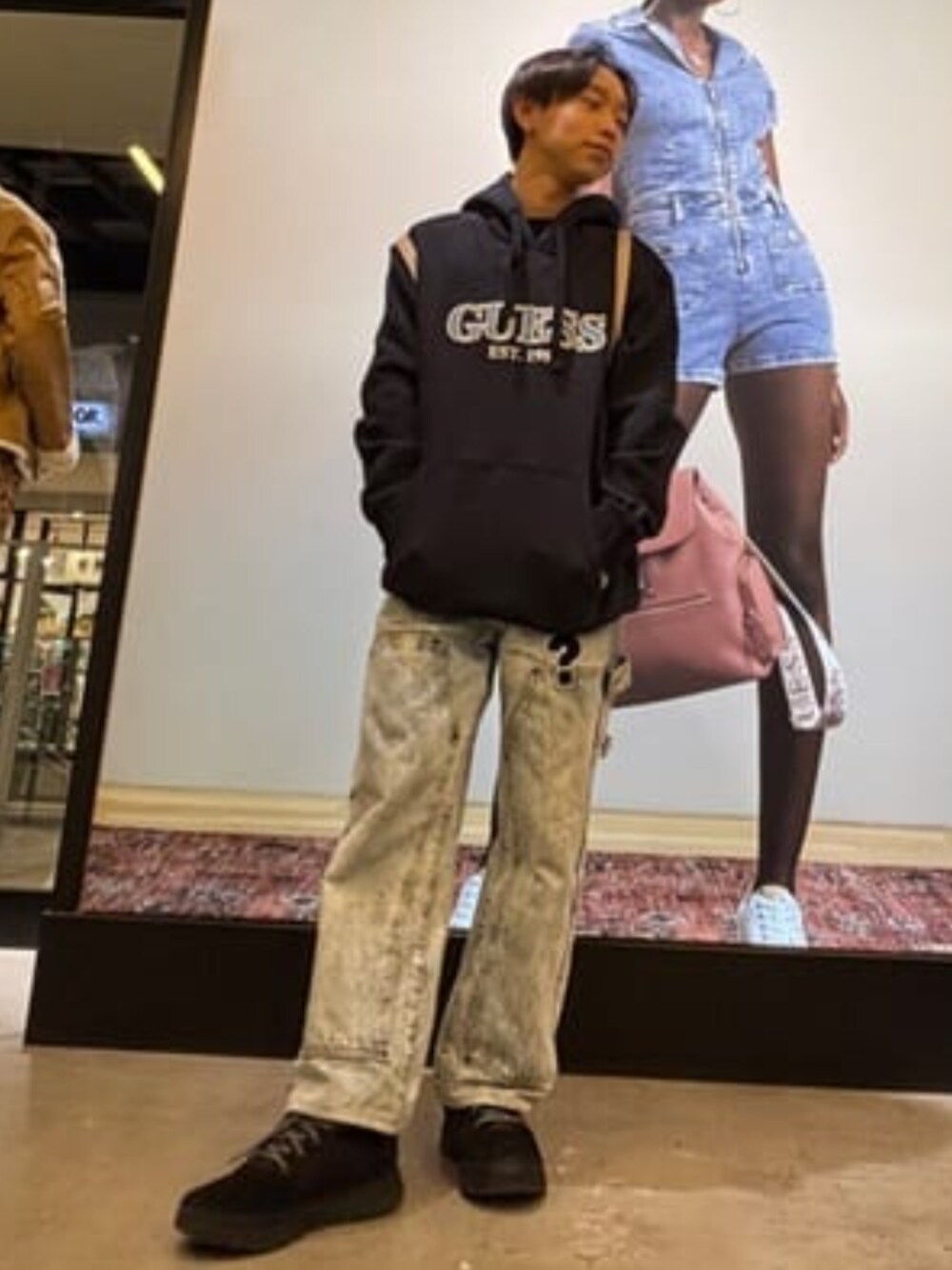 ベージュ系のバックパック/リュック、ブルー系のパーカーを着用したメンズの冬コーディネートの1枚目の写真