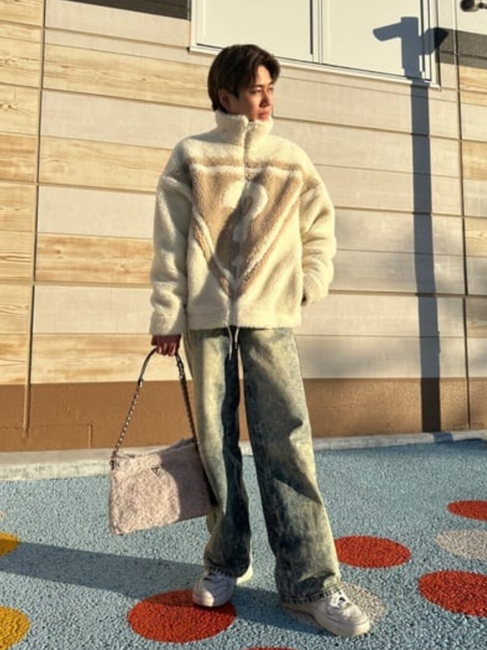 「guess、GUESS、ボア、ボアジャケット、ハンドバッグ」｜「GuessのMARANTA Small Shoulder Satchel（ショルダーバッグ、ホワイト系）」を使った、GUESS JAPANさん（メンズ・174cm）の冬コーディネートの1枚目の写真