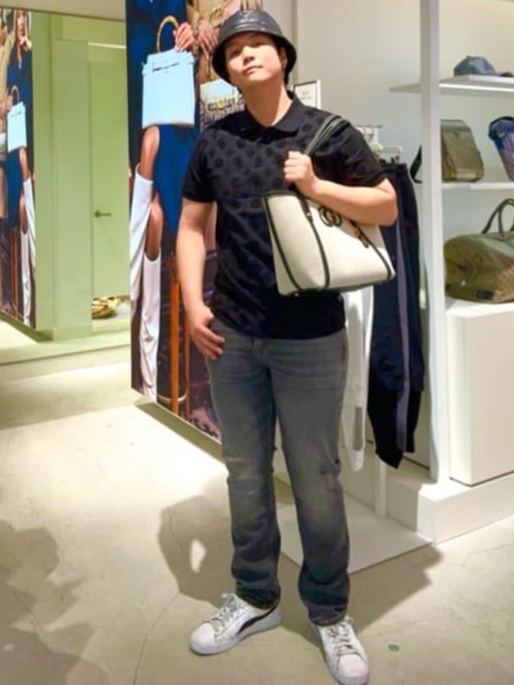 「guess、GUESS、ポロシャツ、ポロシャツコーデ、トートバッグ、春コーデ、春、春夏コーデ」｜「GuessのPadded Rain Hat（ハット、ブラック系）」を使った、GUESS JAPANさん（メンズ・178cm）の春コーディネートの1枚目の写真
