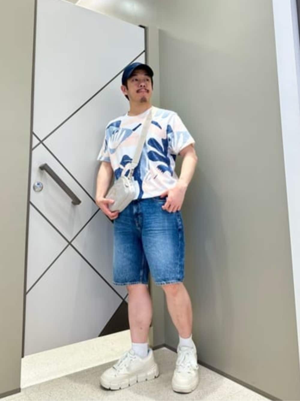「GUESS、カジュアル、ロゴT、メンズファッション、夏コーデ、夏だ！Tシャツ着よう！、カジュアルコーデ」｜「GuessのECO Signature Printed Crewneck Tee 半袖 Tシャツ（Tシャツ/カットソー、その他）」を使った、GUESS JAPANさん（メンズ・167cm）の夏コーディネートの1枚目の写真