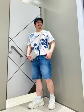 「Guess（ゲス）のアイテム（ショルダーバッグ）」を使った、GUESS JAPANさん（メンズ・167cm）の夏コーディネート