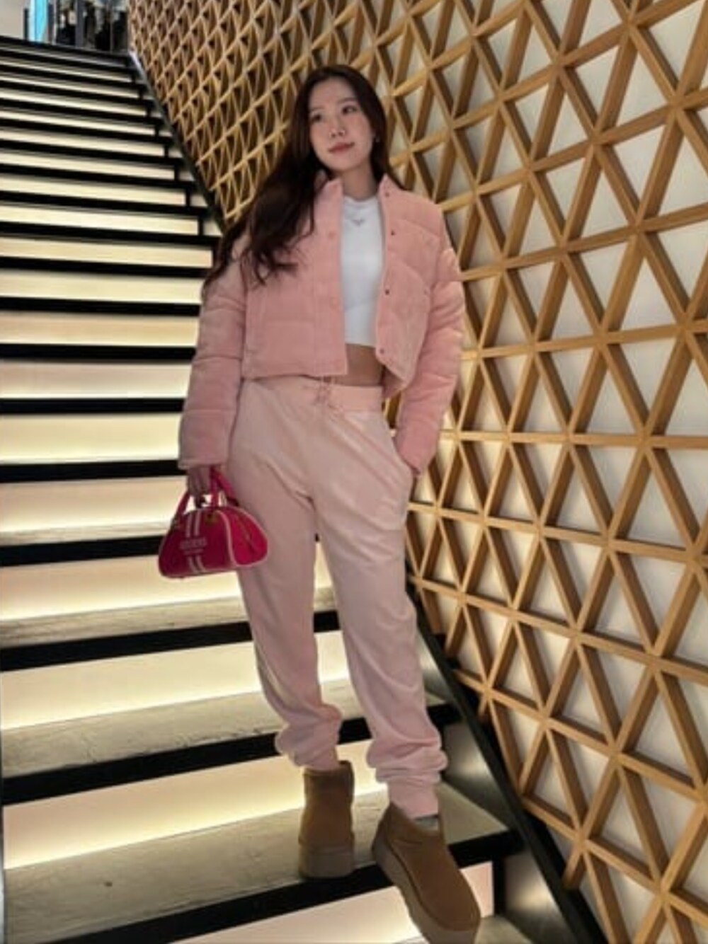 「guess、ピンク、ピンクコーデ」｜「GuessのMILDRED Mini Bowler（ハンドバッグ、ピンク系）」を使った、GUESS JAPANさん（レディース・155cm）の冬コーディネートの1枚目の写真