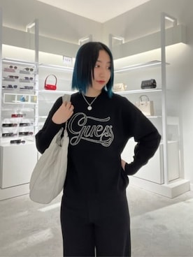 「ロゴニット」｜「アイテム（スウェット）」を使った、GUESS JAPANさん（レディース・162cm）の冬コーディネート