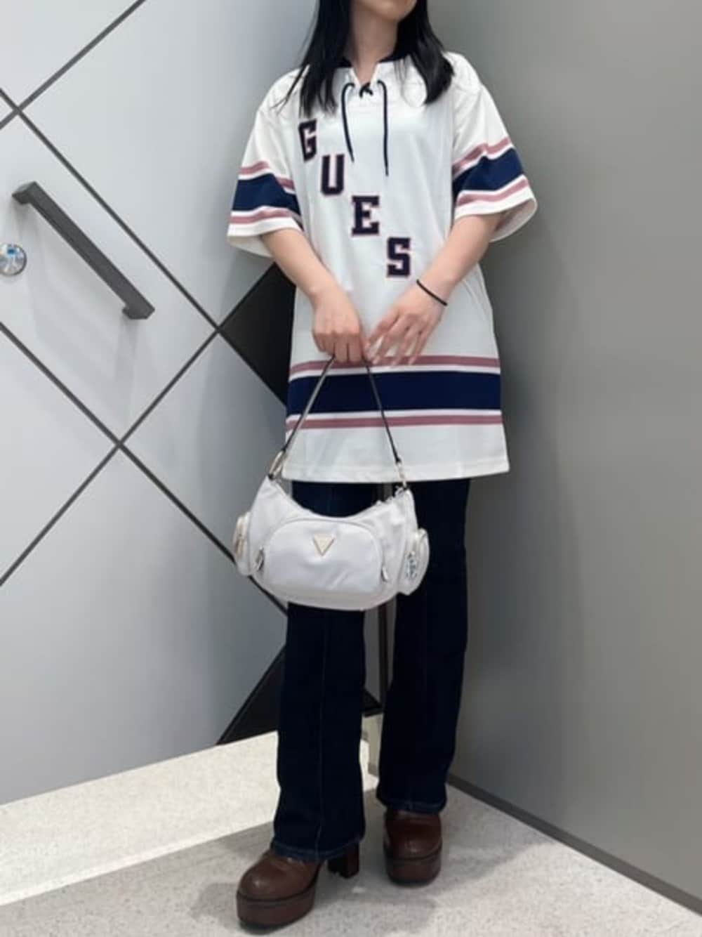 「GUESS、guess、GUESS Originals、オーバーサイズ、スポーティー」｜「GuessのECO Gemma Shoulder Bag（ハンドバッグ、ベージュ系）」を使った、GUESS JAPANさん（レディース・159cm）の夏コーディネートの1枚目の写真