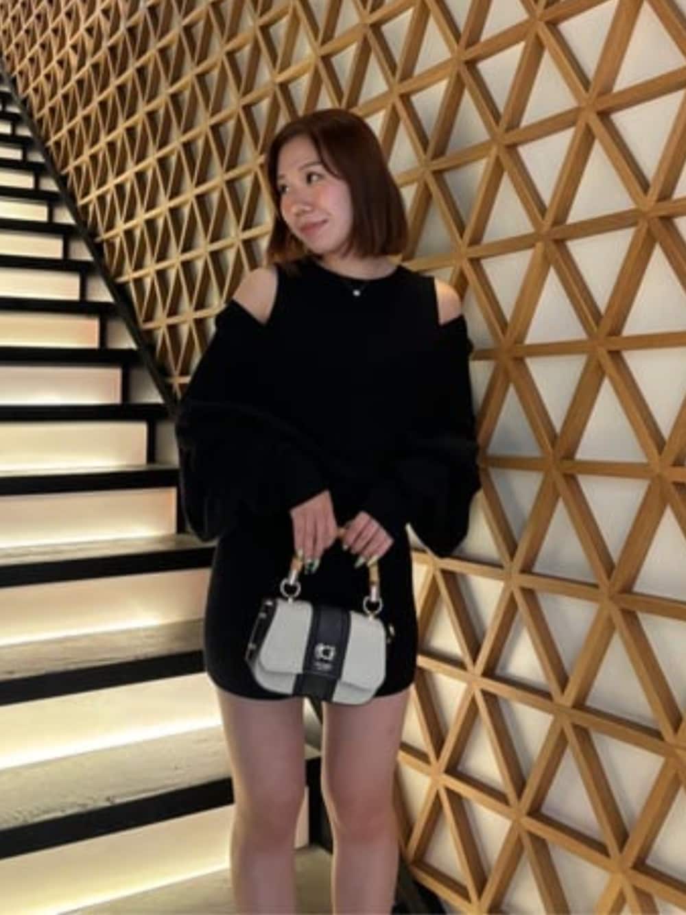 「guess、GUESS、ロンパース、ロンパースコーデ、ニットロンパース、秋コーデ、秋冬コーデ」｜「GuessのKERIMA Bamboo Mini Top Handle Flap ショルダーバッグ レディース（ショルダーバッグ、ブラック系）」を使った、GUESS JAPANさん（レディース・155cm）の冬コーディネートの1枚目の写真